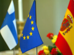 Suomen, EU:n ja Espanjan liput pöydällä.