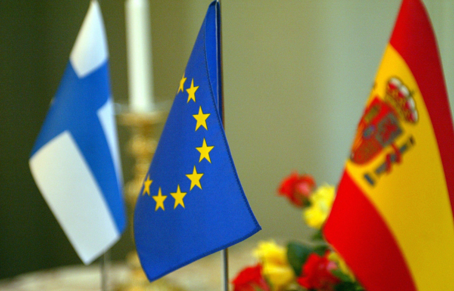 Suomen, EU:n ja Espanjan liput pöydällä.