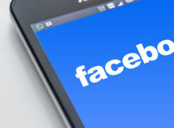 Facebook logo näytöllä.