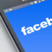 Facebook logo näytöllä.