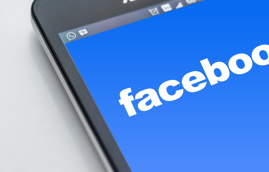 Facebook logo näytöllä.