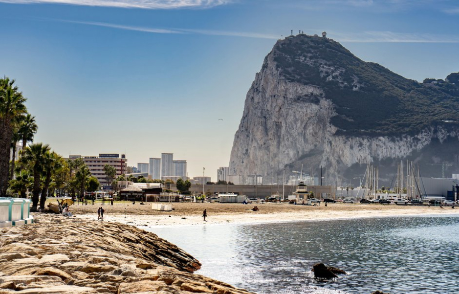 Gibraltar kuvattuna, näyttää olevan La Linean puolelta.