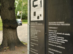 Helsingin yliopiston valtiotieteellisen tiedekunnan opastetaulu Helsingissä 3. elokuuta 2010.