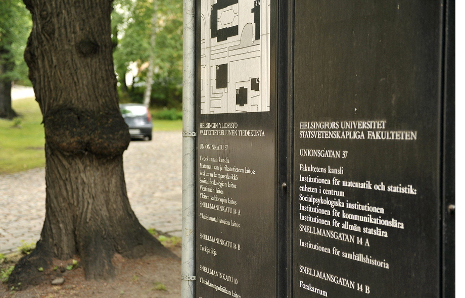 Helsingin yliopiston valtiotieteellisen tiedekunnan opastetaulu Helsingissä 3. elokuuta 2010.