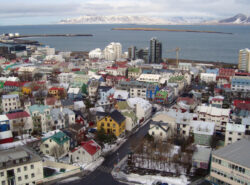 Reykjavik kaupunkimaisemaa ylempää kuvattuna.
