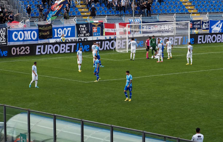 Comon ottelu Italiassa, jossa kentän laidalla näkyy Eurobet vedonlyöntisivun mainontaa