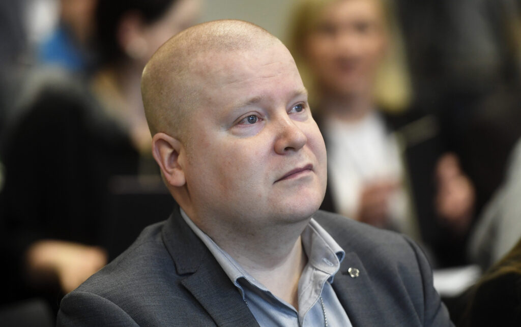 Jani Selin tyylikkäästi pukeutuneena.