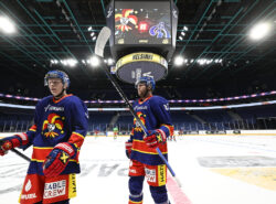 Alexander Forslund (vas.) ja Oliver Suni jääkiekon Mestiksessä pelaavan Jokereiden jäätreeneissä Veikkaus Arenalla Helsingissä 23. lokakuuta 2025. Jokerit harjoitteli Arenan uudella jäällä ensimmäistä kertaa ennen perjantain paluuotteluaan Joensuun Kiekko-Poikia vastaan.