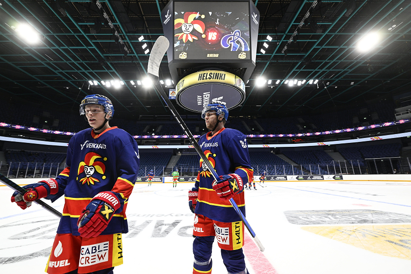 Alexander Forslund (vas.) ja Oliver Suni jääkiekon Mestiksessä pelaavan Jokereiden jäätreeneissä Veikkaus Arenalla Helsingissä 23. lokakuuta 2025. Jokerit harjoitteli Arenan uudella jäällä ensimmäistä kertaa ennen perjantain paluuotteluaan Joensuun Kiekko-Poikia vastaan.