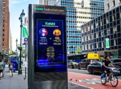 Kalshin tienvarsi mainos New Yorkissa. Mainoksessa ennusteet Ranska - Espanja otteluun.