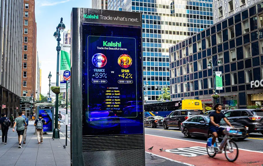 Kalshin tienvarsi mainos New Yorkissa. Mainoksessa ennusteet Ranska - Espanja otteluun.