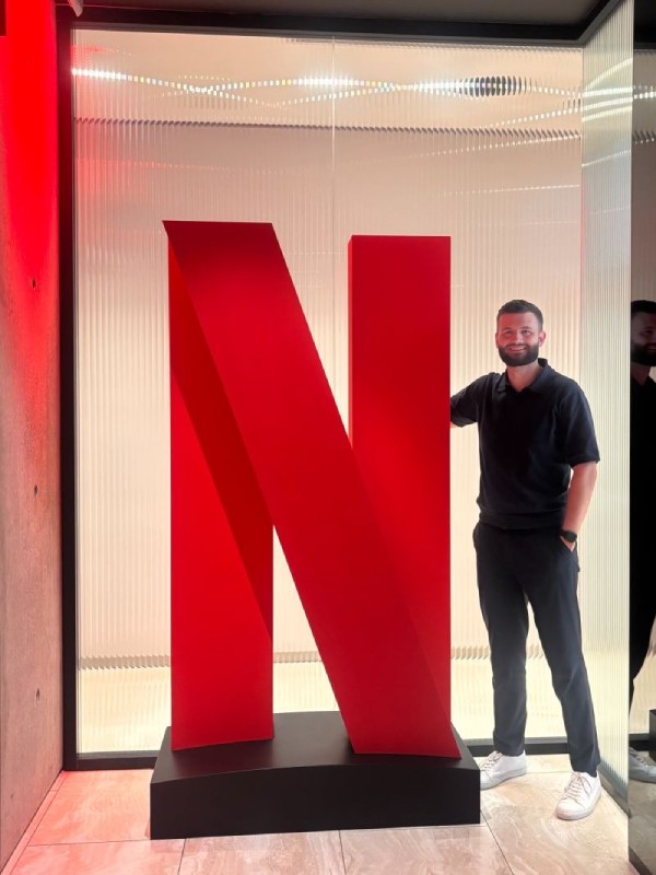 Ian Hunter kuvattuna netflixin toimistolla. 