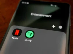 Kuva mobiililaitteessa jossa Netflix ja Spotify sovellukset