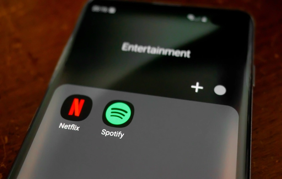 Kuva mobiililaitteessa jossa Netflix ja Spotify sovellukset