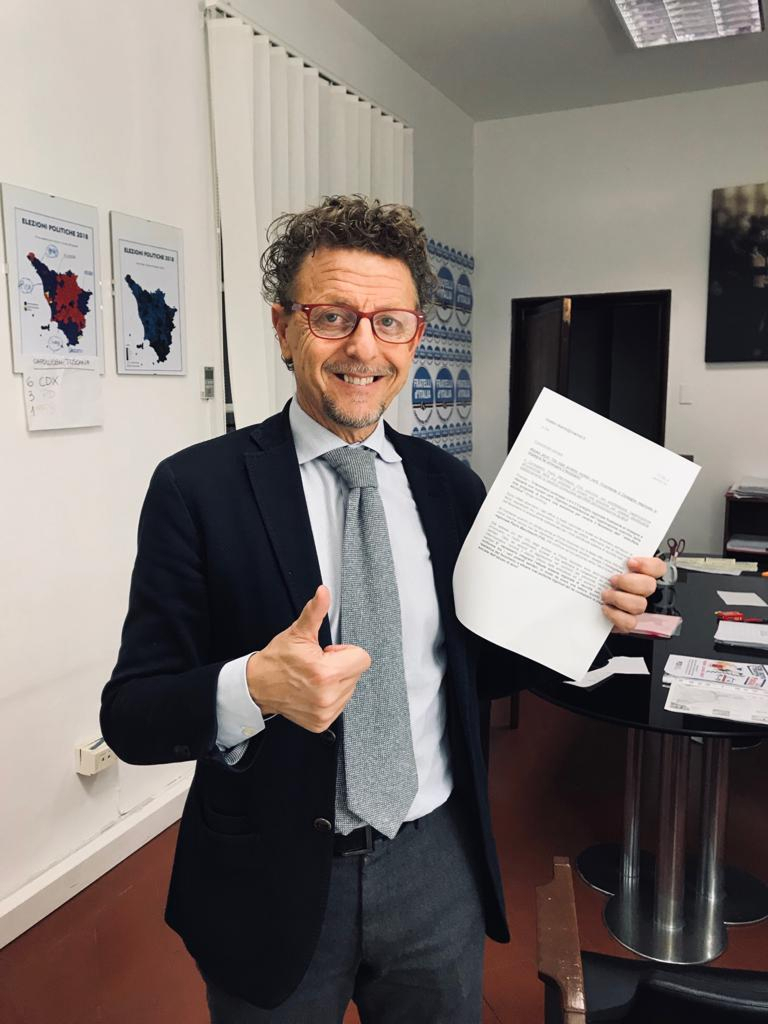 Paolo Marcheschi pitää kädessään papereita
