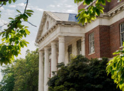 Etelätyylinen Brooks Hall, Pohjois-Carolinan osavaltionyliopisto, Raleigh, Pohjois-Carolina