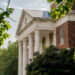 Etelätyylinen Brooks Hall, Pohjois-Carolinan osavaltionyliopisto, Raleigh, Pohjois-Carolina