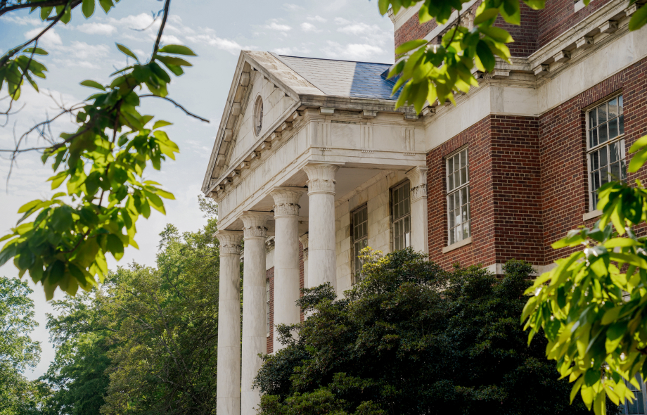 Etelätyylinen Brooks Hall, Pohjois-Carolinan osavaltionyliopisto, Raleigh, Pohjois-Carolina
