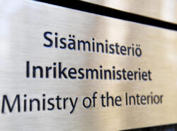 Sisäministeriö ovikyltti.