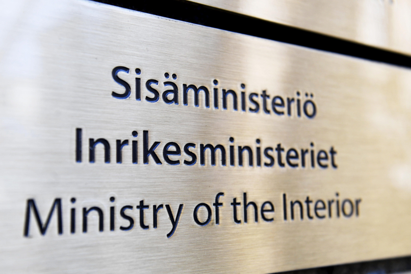 Sisäministeriö ovikyltti.