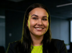 Sofia Lehtonen hymyilee.