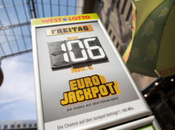 Yläviistoon otetussa kuvassa West Lotto Eurojackpot mainoskyltti kertoo potin koon: 106 miljoonaa euroa. Taustalla sininen taivas.