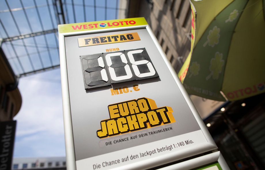 Yläviistoon otetussa kuvassa West Lotto Eurojackpot mainoskyltti kertoo potin koon: 106 miljoonaa euroa. Taustalla sininen taivas.
