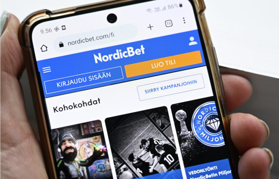 Suomenkielinen Nordicbet auki puhelimessa.