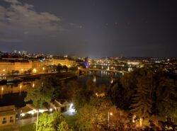 Vltava ja Praha yökaikaan.