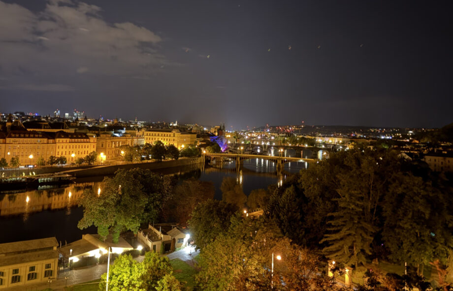 Vltava ja Praha yökaikaan.