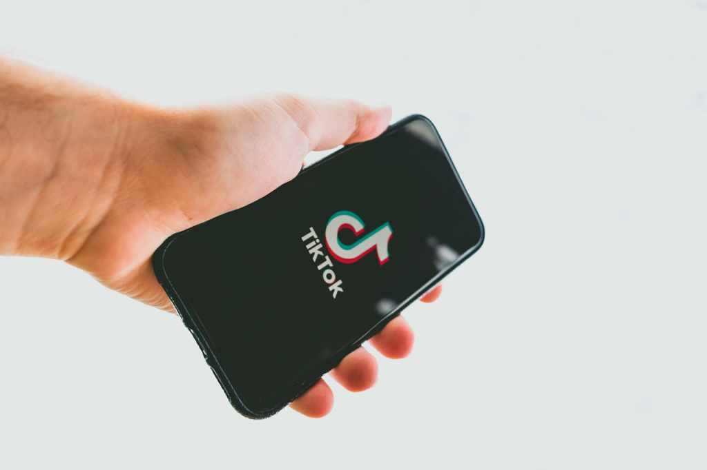Kädessä olevassa puhelimessa auki TikTok logo.