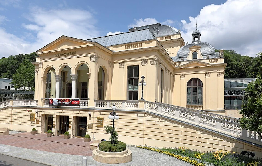 Casino Badenin vaalea uusrenessanssirakennus Badenissa Itävallassa.