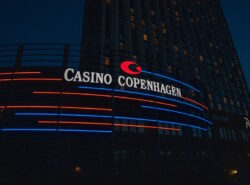 Casino Copenhagenin valaistu julkisivu Kööpenhaminassa ilta-aikaan.