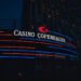 Casino Copenhagenin valaistu julkisivu Kööpenhaminassa ilta-aikaan.