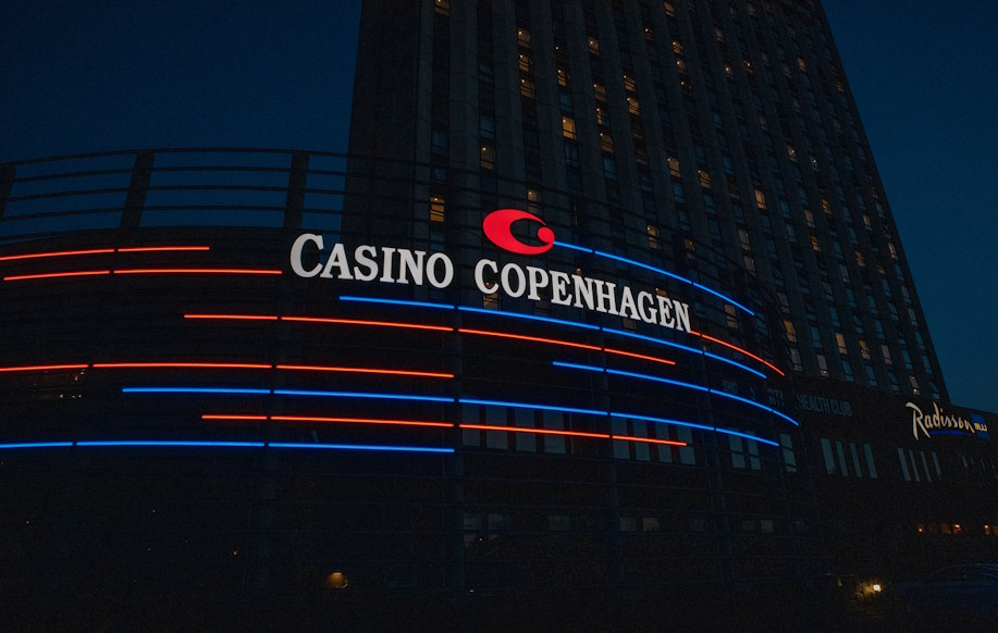 Casino Copenhagenin valaistu julkisivu Kööpenhaminassa ilta-aikaan.