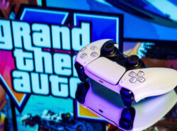 Peliohjain ja taustalla GTA logo.