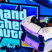 Peliohjain ja taustalla GTA logo.