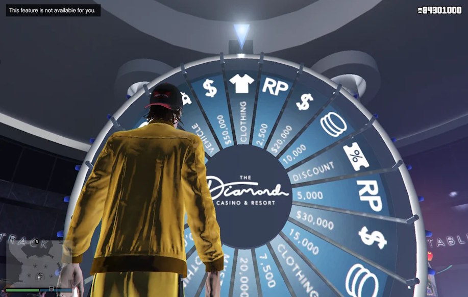 GTA pelikuva, jossa pelihahmo seisoo The Diamond Casino & Resortin onnenpyörän edessä. Näytön vasemmassa yläkulmassa teksti "This feature is not available for you."