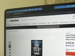 Melkein viiden sadan dollarin keräilypakkaus GameStopin sivuilla.