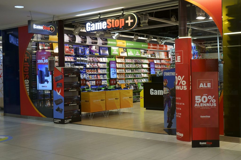Nostalginen Gamestop myymälä Suomessa. Jopa 50 % alennus.