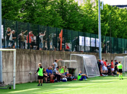 Miesten kakkonen HIFK - MyPa. Kuvassa katsojia aidan takana.