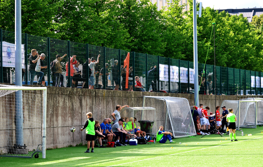 Miesten kakkonen HIFK - MyPa. Kuvassa katsojia aidan takana.