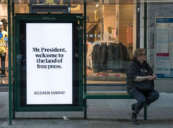 HS katumainos toivottaa Trumpin tervetulleeksi. Mainos toteaa Suomen oleva "land of the free press".