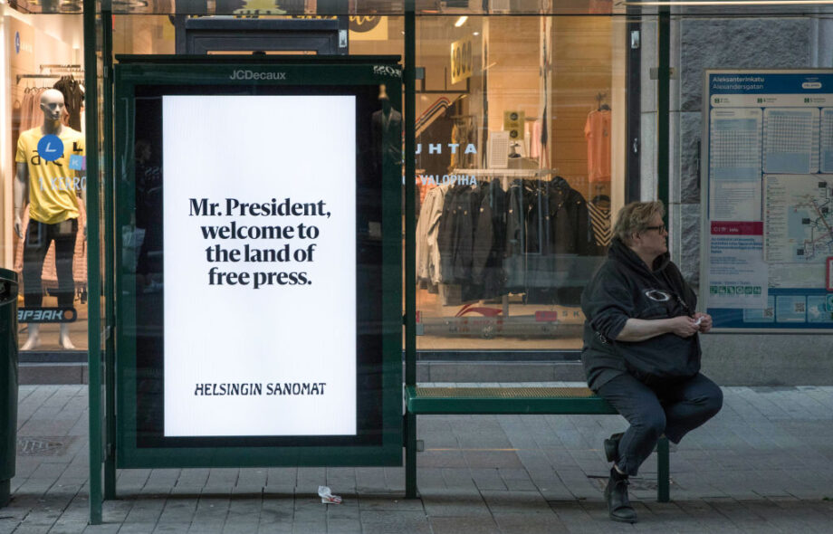 HS katumainos toivottaa Trumpin tervetulleeksi. Mainos toteaa Suomen oleva "land of the free press".