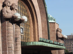 Helsingin rautatieaseman kivimiehet.