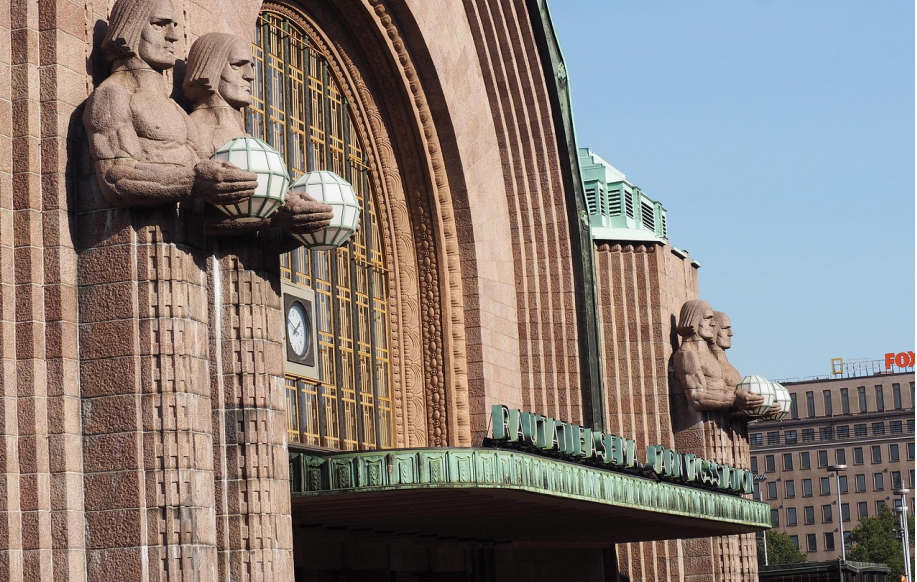 Helsingin rautatieaseman kivimiehet.