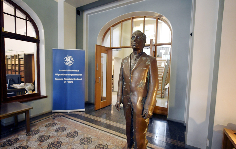 Korkeimman hallinto-oikeuden aula.