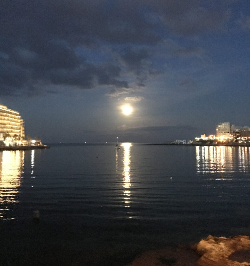 Kuutamomaisema Maltan Spinola Bayssä.