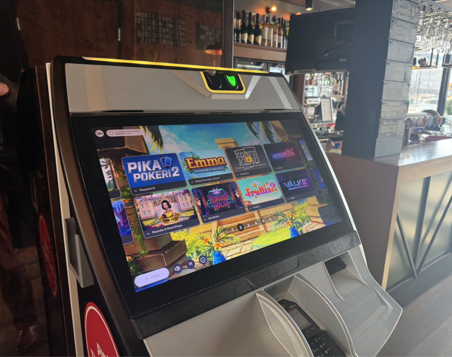 Veikkaus peliautomaatti baarissa Triplassa/Pasilan asemalla. Peleissä esimerkiksi Pika Pokeri 2, Emma, Fruttis 2.