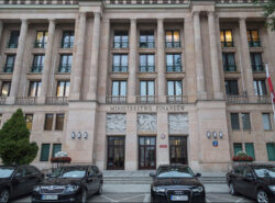 Luksusautoja Puolan valtionvaraiministeriön edessä. Antiikin Kreikan tyyliä rakennuksessa.